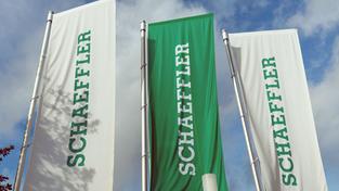 Flaggen mit dem Schriftzug der Schaeffler AG (Foto: picture alliance/dpa | Daniel Karmann)