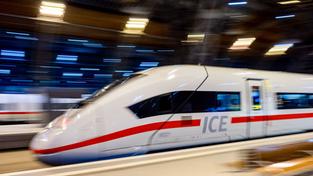 Ein ICE fährt in einem Bahnhof (Foto: picture alliance/dpa | Hendrik Schmidt)