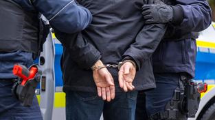 Polizisten führen eine Festnahme durch (Symbolbild). (Foto: picture alliance/dpa | Monika Skolimowska)