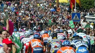Tausende Zuschauer säumen 2002 die Strecke der Tour de France im Saarland (Foto: dpa)