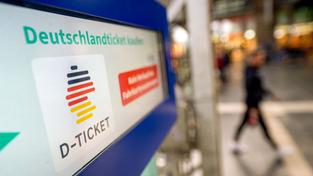 Ein Hinweis für das Deutschlandticket steht einem Fahrkartenautomat (Foto: picture alliance/dpa | Sebastian Gollnow)
