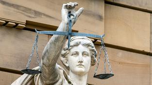 Statue der Göttin Justitia vor einem Gerichtsgebäude (Foto: picture alliance/dpa | Stefan Puchner)