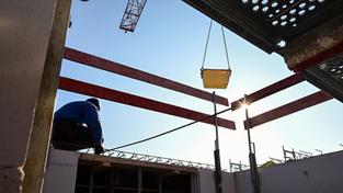 Arbeiter am Rohbau von Wohnungen und Sozialwohnungen (Foto: picture alliance/dpa | Bernd Weißbrod)