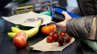 Frische Lebensmittel liegen an der Supermarktkasse auf dem Band (Foto: picture alliance/dpa | Sven Hoppe)
