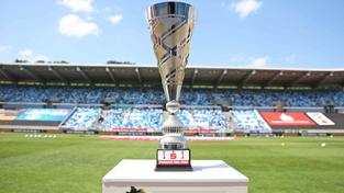 Der Siegerpokal des Sparkassen-Pokal Saar steht im Saarbrücker Ludwigsparkstadion. (Foto: picture alliance / Fußball-News Saarland | Fabian Kleer)