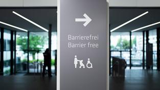 Ein Schild in einem öffentlichen Gebäude weist auf einen barrierefreien Zugang hin. (Foto: picture alliance / SZ Photo | Alessandra Schellnegger)
