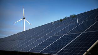 Eine Windkraftanlage steht hinter Photovoltaikanlagen  (Foto: picture alliance/dpa | Sina Schuldt)
