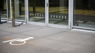 Ein Piktogramm außerhalb eines Gebäudes verweist auf einen behindertengerechten Eingang.  (Foto: picture alliance/dpa | Hannes P. Albert)