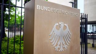 Hinweisschild mit Bundesadler und dem Schriftzug Bundesgerichtshof (Foto: picture alliance/dpa | Uli Deck)