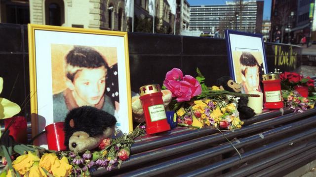 Bilder, Kerzen und Blumen haben Passanten am Freitag (14.03.2003) in der Reichsstrasse in Saarbrücken zum Gedenken an Pascal Zimmer. (Foto: dpa/Becker & Bredel)