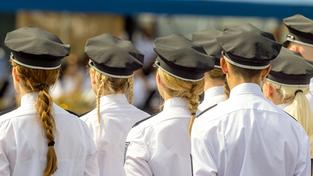 Polizeianwärter und Anwärterinnen stehen bereit um ihren Diensteid abzulegen (Foto: picture alliance/dpa | Michael Reichel)