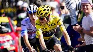14. Etappe: Tadej Pogacar ( l) aus Slowenien vom UAE Team Emirates und Jonas Vingegaard (vorne r) aus Dänemark vom Team Jumbo-Visma im Gelben Trikot des Gesamtführenden in Aktion. (Foto: picture alliance/dpa/Belga | Pool Bernard Papon)