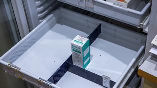 Die letzte Packung des rezeptpflichtigen Infectobicillin, ein Antibiotikum gegen bakterielle Infektionen, steht ihm Lagerkühlschrank einer Apotheke. (Foto: picture alliance/dpa | Jens Büttner)