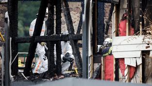 Rettungskräfte und Ermittler arbeiten an der Unglücksstelle nach einem Feuer in einer Ferienunterkunft bei Colmar (Foto: picture alliance/dpa | Philipp von Ditfurth)