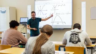 Smartboard als digitale Tafel im Mathematik-Unterricht (Foto: picture alliance/dpa | Lando Hass)