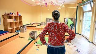Eine Betreuerin steht alleine im leeren Raum einer Kindertagesstätte (Foto: picture alliance/dpa | Jens Kalaene)