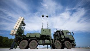 Ein Launcher des Luftverteidigungssystems IRIS-T SLM der Firma Diehl Defence steht auf einer Platte. (Foto: picture alliance/dpa | Sebastian Gollnow)