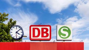 Logos der Deutschen Bahn AG und S-Bahn (Foto: picture alliance / imageBROKER | Arnulf Hettrich)