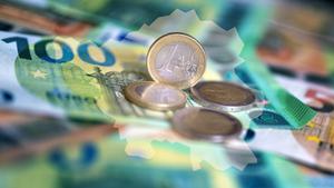 Geldscheine und Münzen liegen auf einem Tisch, darüber sind die Umrisse des Saarlandes gelegt (Foto: picture alliance/dpa | Monika Skolimowska)