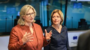 Anke Rehlinger (SPD, l), Ministerpräsidentin im Saarland, und Malu Dreyer (SPD), Ministerpräsidentin von Rheinland-Pfalz, stehen vor der gemeinsamen Kabinettssitzung ihrer Bundesländer bei einem Statement in Brüssel zusammen (Foto: picture alliance/dpa | Oliver Berg)
