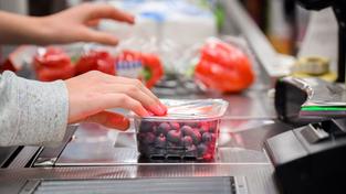 Eine Kassiererin schiebt Waren über die Supermarktkasse (Foto: picture alliance/dpa | Julian Stratenschulte)