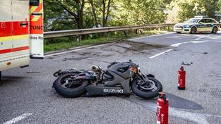 Ein Motorrad liegt nach einem Unfall auf einer Straße (Foto: picture alliance/dpa/Foto Hosser)