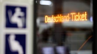 «Deutschland-Ticket» steht auf dem Display eines Nahverkehrszuges (Foto: picture alliance/dpa | Bernd von Jutrczenka)