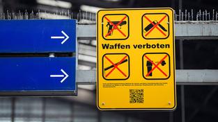 Ein Schild informiert über eine Waffenverbotszone (Foto: picture alliance/dpa | Gregor Fischer)