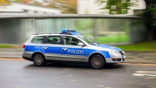 Ein Fahrzeug der Polizei fährt vorbei (Foto: picture alliance/dpa | Julian Stratenschulte)