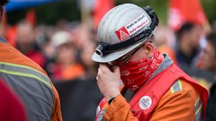 Ein Stahlarbeiter  (Foto: picture alliance/dpa | Oliver Dietze)