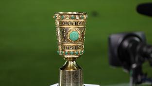 Der DFB Pokal steht neben dem Spielfeld (Foto: picture alliance/dpa | Friso Gentsch)