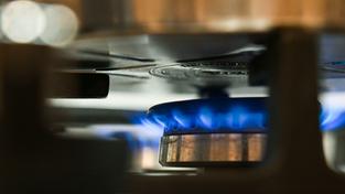 Flammen sind an einem Gasherd unter einem Topf zu sehen (Foto: picture alliance/dpa | Marijan Murat)