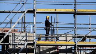 Arbeiter auf einem Rohbau eines Mehrparteien-Wohnhauses (Foto: picture alliance/dpa | Rolf Vennenbernd)