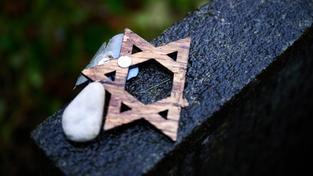 Ein lädierter Davidstern, Symbol des Judentums, liegt an einem Gedenkstein (Foto: picture alliance/dpa | Annette Riedl)