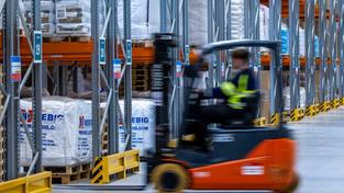 Gabelstapler transportieren im Hochregallager eines Logistikunternehmens Paletten. (Foto: picture alliance/dpa | Jens Büttner)