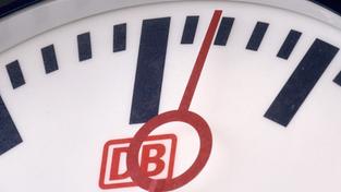 Der Sekundenzeiger einer Uhr der Deutschen Bahn in einem Hauptbahnhof. (Foto: picture alliance/dpa | Bernd Thissen)