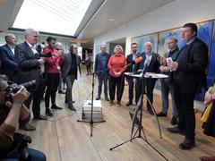 Ulrich Silberbach, Verhandlungsführer vom Deutschen Beamten Bund (DBB), ver.di Vorsitzender Frank Wernicke und Andreas Dressel, Hamburgs Finanzsenator und Verhandlungsführer der Länder, (am Tisch v.l.) zeigen sich bei einer Pressekonferenz mit dem Ergebnis der Tarifverhandlungen zwischen Gewerkschaften und dem Öffentlichen Dienst zufrieden. (Foto: picture alliance/dpa | Michael Bahlo)