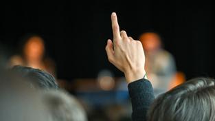 Ein Schüler meldet sich während einer Diskussion (Foto: picture alliance/dpa | Arne Dedert)