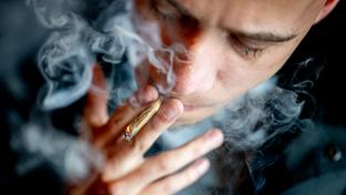 Ein Mann raucht in den Niederlanden einen Cannabis-Joint. (Foto: picture alliance/dpa/Robin Utrecht)