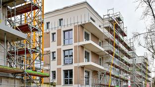 Eine Baustelle mit neuen Wohnungen in neu gebauten Mehrfamilienhäusern (Foto: picture alliance/dpa | Patrick Pleul)