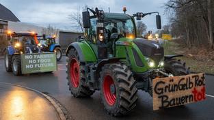 Landwirte fahren nach einer Kundgebung mit ihren Traktoren in einem Konvoi (Foto: picture alliance/dpa | Stefan Puchner)