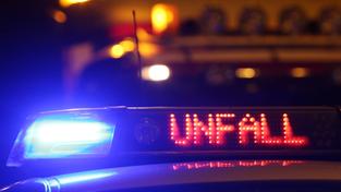 Blaulicht mit dem Schriftzug „Unfall“ bei Nacht (Foto: picture alliance / dpa | Malte Christians)