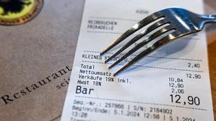 Ein Kassenbon mit einer Mehrwertsteuer von 19 Prozent für Speisen und Getränke liegt auf dem Tisch. (Foto: picture alliance/dpa | Jens Kalaene)
