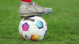 Fußballspieler mit dem Fuß auf dem Spielball. (Foto: picture alliance / Maximilian Koch)