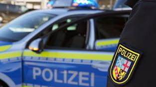 Bildmontage: Ein saarländischer Polizist steht vor einem Einsatzfahrzeug (Foto: picture alliance/dpa | Marcus Brandt, SR/Knöbber)