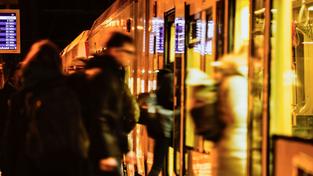 Fahrgäste steigen in eine Bahn (Foto: picture alliance/dpa | Oliver Berg)