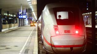 Ein ICE der Deutschen Bahn mit verlassenem Lokführerplatz steht im Bahnhof am Gleis (Foto: picture alliance/dpa | Julian Stratenschulte)