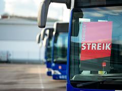 In einem Bus der Saarbahn GmbH hängt ein Schild mit der Aufschrift «Heute: Streik» (Foto: picture alliance/dpa | Laszlo Pinter)