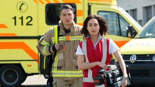 Sabrina Amali (r.) als Notärztin Dr. Nina Haddad und Max Hemmersdorfer (l.) als Feuerwehrmann Markus Probst in einer Szene aus "Die Notärztin" (Foto: picture alliance/dpa/ARD | Volker Roloff)