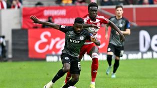 Joseph Boyamba (SV 07 Elversberg, links) im Zweikampf mit Joshua Quarshie (Fortuna Düsseldorf). (Foto: picture alliance / pepphoto | Sascha Weiz)